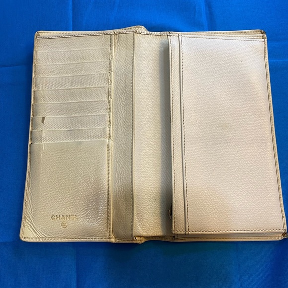 Chanel Folding Wallet in White - Picture 3 of 16